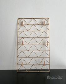 Espositore con mollettine