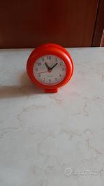orologio sveglia da viaggio rossa