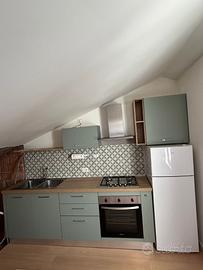 Cucina moderna completa di elettrodomestici