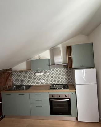 Cucina moderna completa di elettrodomestici
