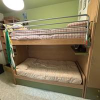 Struttura con tre letti a castello