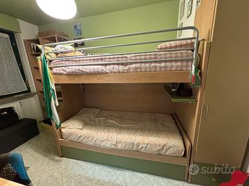 Struttura con tre letti a castello
