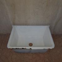 Antico lavandino in ghisa smaltato lavello lavabo