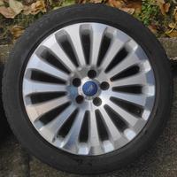 Cerchi in lega 17" con gomme esitve