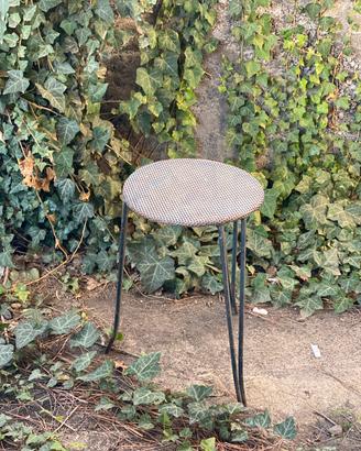 Sgabello in ferro battuto da giardino