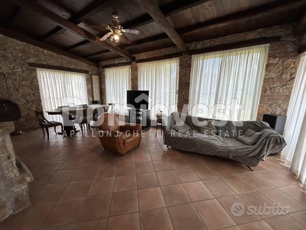 Rustico / Casale di 200 m² con più di 5 locali a C - Vista 2