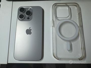 IPhone 15 PRO con custodia