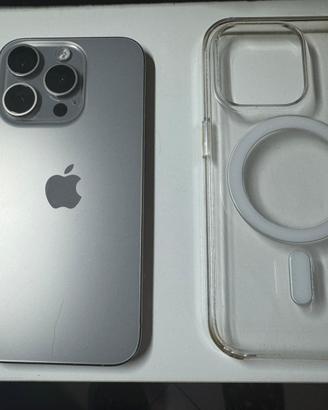 IPhone 15 PRO con custodia