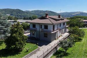 Esclusivo Complesso Immobiliare a Lesegno: Capanno