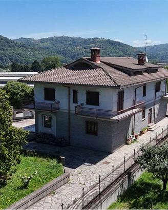Esclusivo Complesso Immobiliare a Lesegno: Capanno