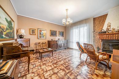 VILLA A SCHIERA CENTRALE A CASINA