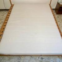 Letto matrimoniale in legno massiccio (pino)