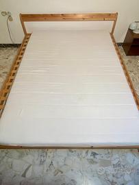 Letto matrimoniale in legno massiccio (pino)