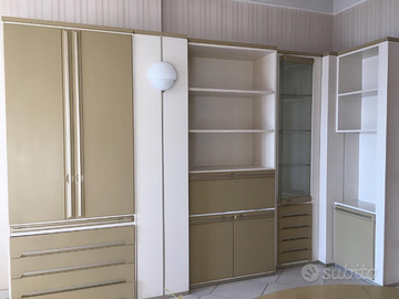 Armadio moderno con letto interno apribile