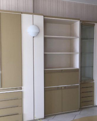 Armadio moderno con letto interno apribile