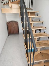 Scala a chiocciola in legno e ferro