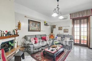 Villa di 300 m² con più di 5 locali e box auto a T