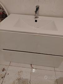 mobile con lavandino e miscelatore 