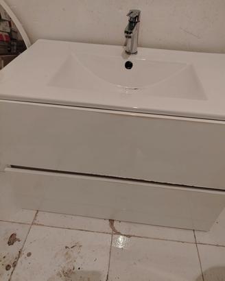 mobile con lavandino e miscelatore 