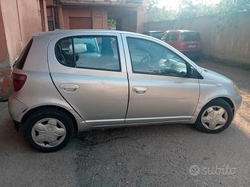  Toyota yaris  2000 euro 