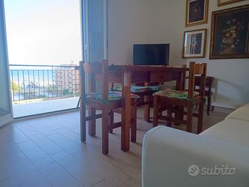 Ampio alloggio fronte mare con ampio balcone