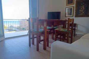 Ampio alloggio fronte mare con ampio balcone