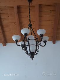 Lampadario rustico in ferro battuto.