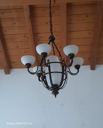 Lampadario rustico in ferro battuto.
