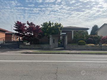 Villa indipendente con piscina a Villa Cortese