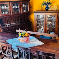 Tavolo, credenza a vetri e vetrina in vero legno