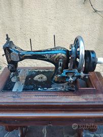 Macchina da cucire antica anni 20 con coperchio 