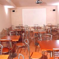 Tavoli quadrati e rotondi con sedie