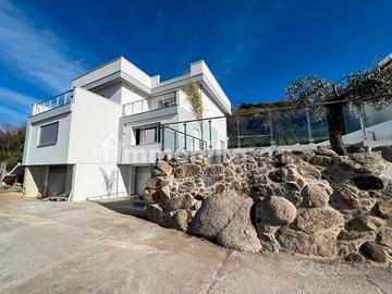 Villetta bifamiliare con piscina