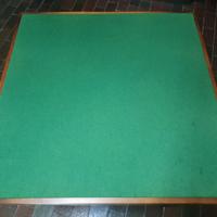 Vecchio tavolino da gioco pieghevole