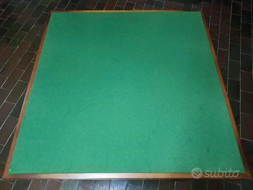 Vecchio tavolino da gioco pieghevole