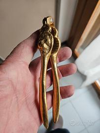 Schiaccianoci in ottone massiccio lucido. 