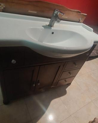 mobile e specchio da bagno 