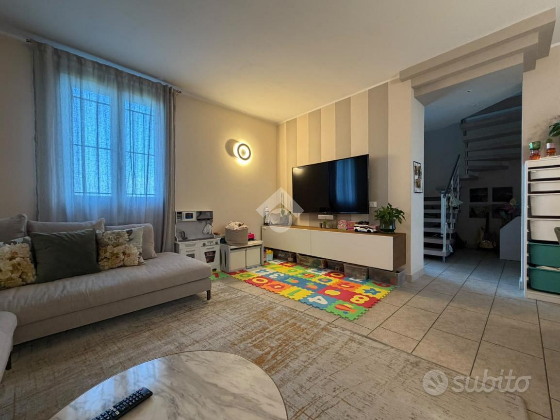 VILLA A SCHIERA CENTRALE A RIVOLTA D'ADDA - Altro