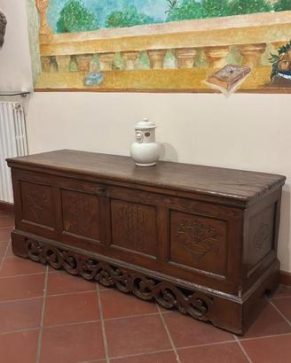 Cassapanca antica in legno massello intarsiata