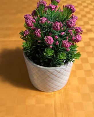 Pianta finta Ikea con foglie fucsia