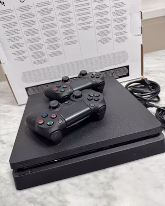 PS4 Slim 500GB + 2 Controller + 2 Giochi + Scatola