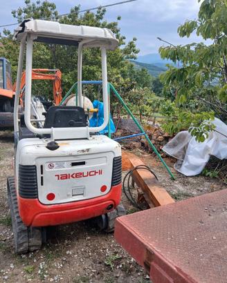 Escavatore Takeuchi TB016