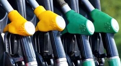 Distributore di carburanti bianco locato