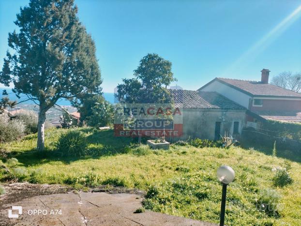 Terreno con casa vista mare