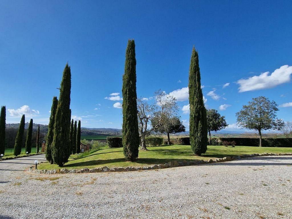 Rustico / Casale di 300 m² con 3 locali e box auto - Altro