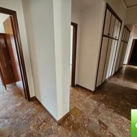 Ampio Appartamento Con Posto Auto Viale Aldo Moro