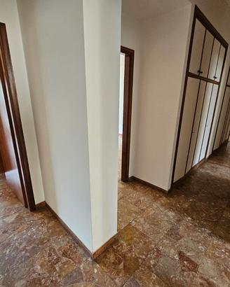 Ampio Appartamento Con Posto Auto Viale Aldo Moro