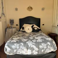 Letto alla francese con comodino