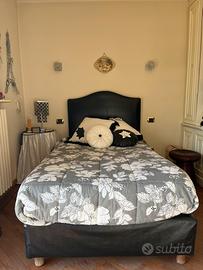 Letto alla francese con comodino