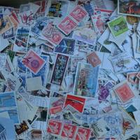 Un kilo di francobolli a peso sciolti senza carta